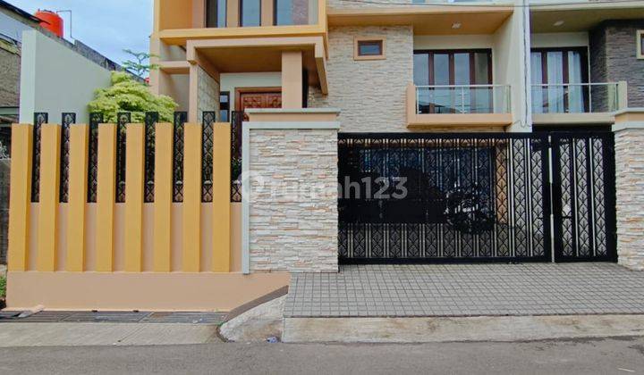 Dijual Rumah 3 Lantai, Design Modern Minimalis, Dekat Dengan Toll di Pesanggrahan 1