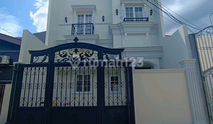 Turun Harga, Rumah Semi Furnished Dengan Desain Modern Di Area Joglo 