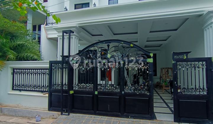 Rumah dengan Konsep American Classic Dilengkapi dengan Kolam Renang di Area Joglo Rumah dengan Konsep American Classic Dilengkapi dengan Kolam Renang di Area Joglo