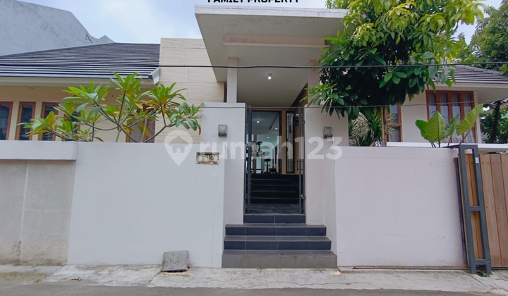 Dijual Rumah dengan Private Pool di Area Joglo