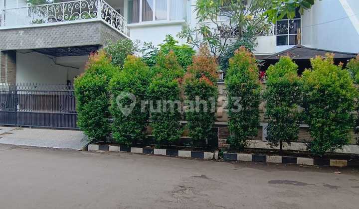 Dijual Rumah Dengn Kolam Renang di Permata Hijau