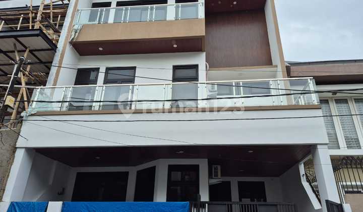 Rumah Cantik 3 Lantai Puri Indah Blok A