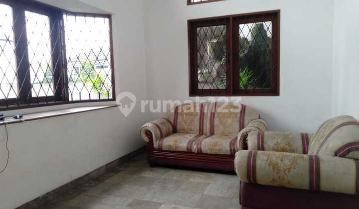 Rumah 2 Lt Furnished Taman Depan & Belakang  Sayap Setraduta 2