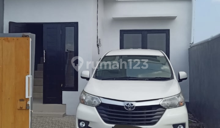 In a 2-story, 3-bedroom rental house in South Denpasar.