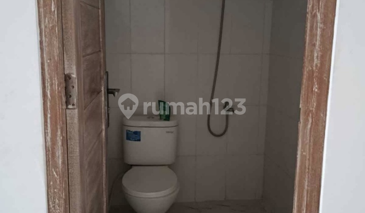 Rumah Baru Semi Furnish One Gate System Lokasi Strategis. 2