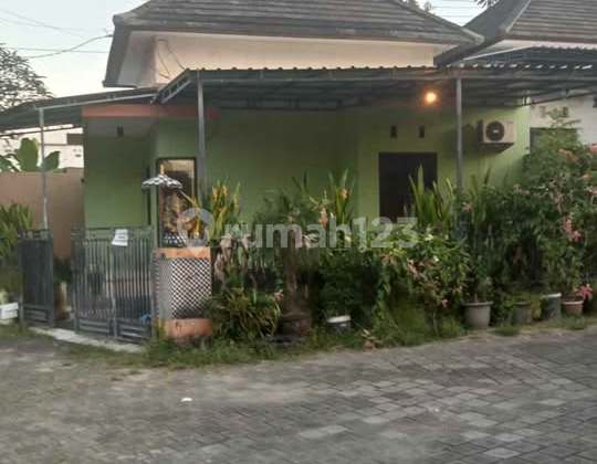 Dikontrakkan rumah luas 1,3are di dalung one gate system posisi hook paling pojok 1