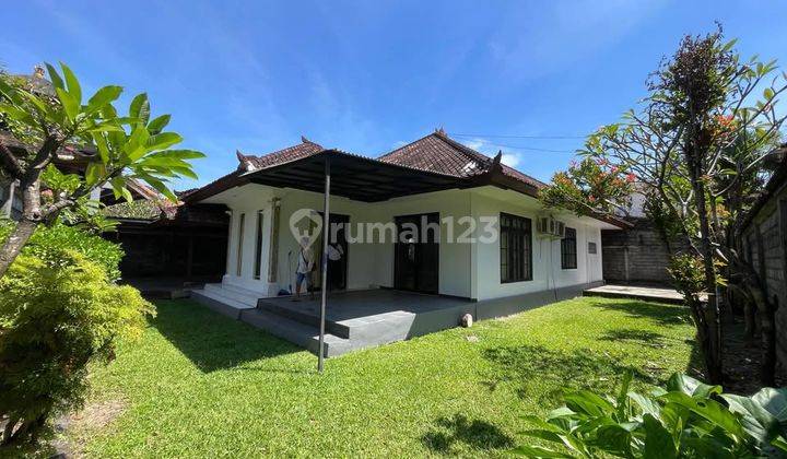 For Rent Cozy House With Large Garden In Legian 1