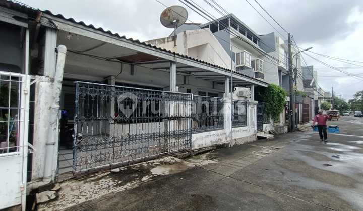 Unfurnished House with SHM Certificate in Kelapa Gading, North Jakarta, Requires Minimal Renovation Unfurnished House with SHM Certificate in Kelapa Gading, North Jakarta, Requires Minimal Renovation