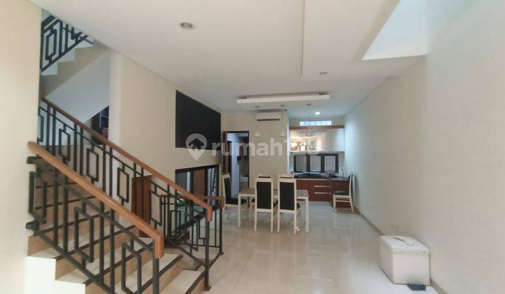 Rumah 2 Lantai Bagus Furnished SHM di Pulomas Raya, Jakarta Timur 1