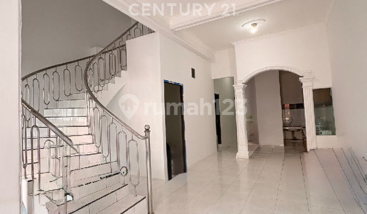 3-Story Flood-Free House in Johar Baru, Central Jakarta 2