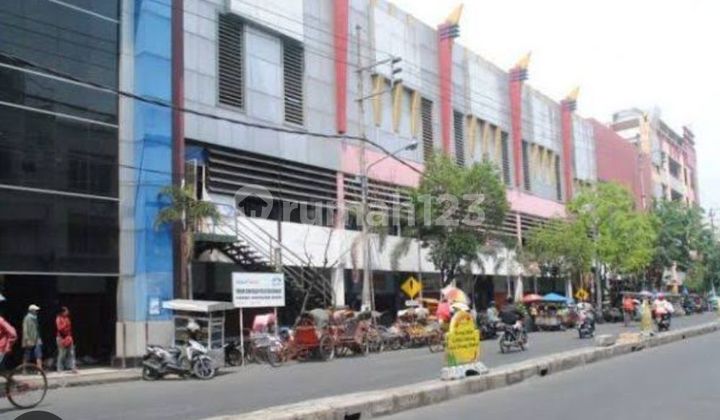 For sale: 4.5-story shop house in Kapasan, located in a very busy commercial area. 2