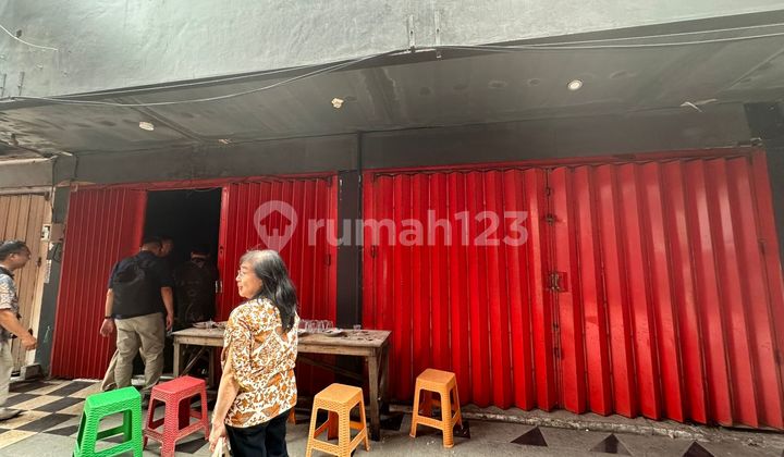 For Sale Shop on Tunjungan Street, Suitable for Culinary Business and Store, Busy Location on Tunjungan Surabaya. 2