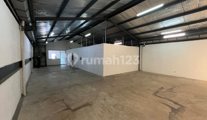 For Rent Laut Elang Warehouse PIK Size 240m², 3-story warehouse includes freight elevator in North Jakarta.