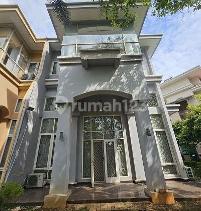 For Rent House in Pik Taman Mediterania Resort, 3 Floors, Size 225M, 4 Bedrooms, Furnished, North Jakarta