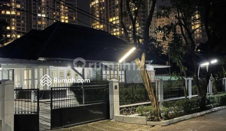 Dijual Rumah Nyaman depan Taman Di Kebayoran Baru Jakarta selatan