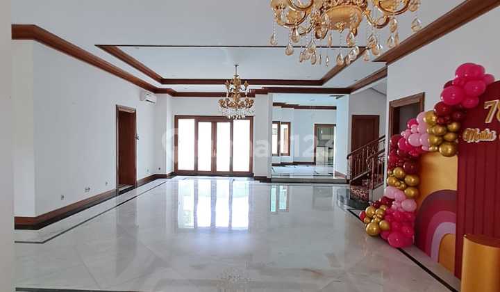 For Rent Luxury Villa With Swimming Pool & Spacious Garden In The Heart Of Pondok Indah 2
