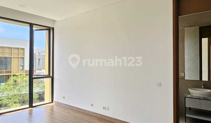 Rumah 3 Lantai, Lingkungan Asri, Siap Huni, di Enchante BSD