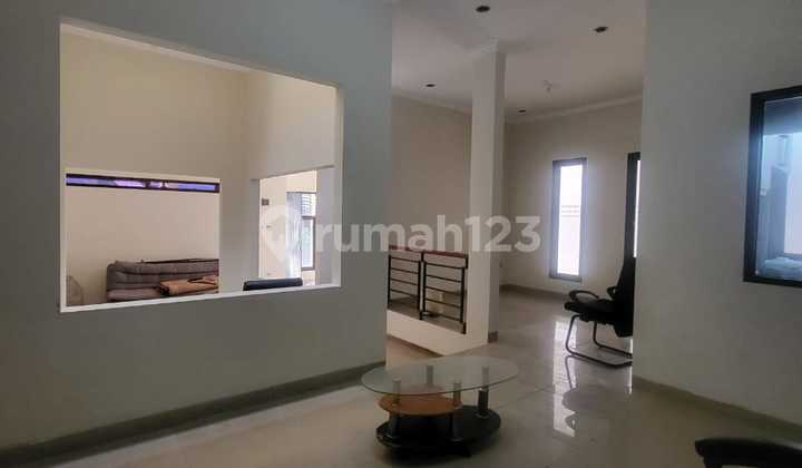 Disewakan Rumah 2 Lantai Semi Furnished Baru Renovasi, Luas 134m2, 3+1 Kamar Tidur, Dalam Cluster One Gate System, di Antapani Bandung 1