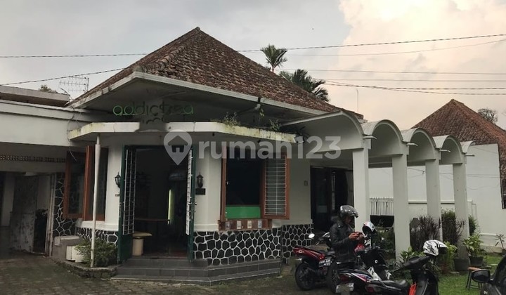 Dijual Rumah 1 Lantai Luas 980m2, 11+3 Kamar Tidur Bisa dijadikan Guest House, Tempat Usaha (Cafe), Klinik, Terawat Siap Huni SHM Bisa KPR di Sayap Riau Kota Bandung