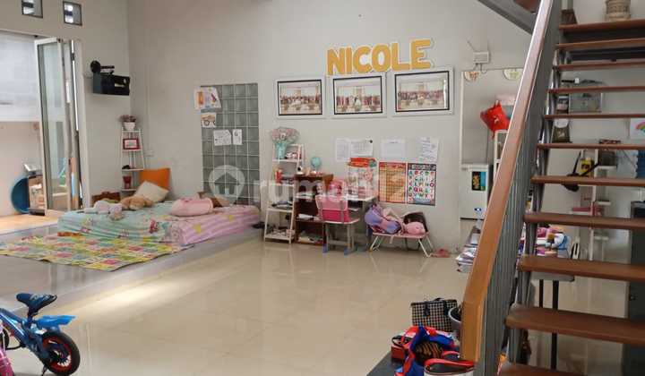 Dijual Rumah di Kemang Pratama 1, Posisi Hook, 7 Kamar Tidur, Luas Tanah 283m2, Bisa KPR, Bebas Banjir, Fasilitas Sekolah Al-Azhar, Victory, 3 KM dari Gerbang Tol Bekasi Barat, Kemang Pratama Kota Bekasi 2