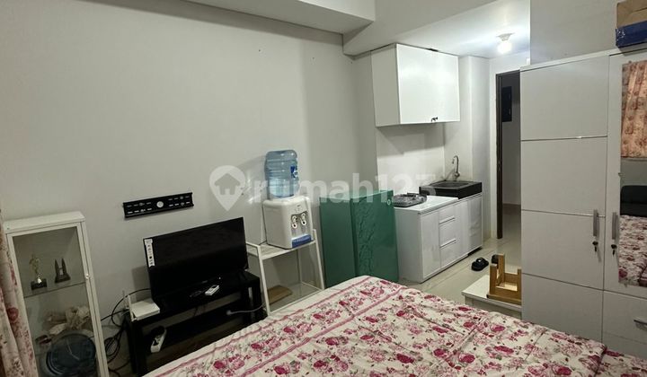 For Sale: Studio Type Apartment in Sapphire Tower, Fully Furnished, Move-In Ready, Directly Connected to Transpark Mall. Apartment Facilities: Swimming Pool, Basketball Court, Mall, Gym, Sauna, and Playground at Transpark Juanda, East Bekasi.