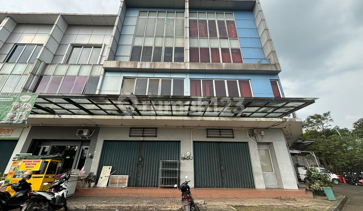 For Rent: Grand Wisata 3.5-story shop house, spacious parking, 290m² building suitable for office, restaurant, or bank, only 100m from the mall and 1km direct to Tambun toll road, Grand Wisata Bekasi. 1
