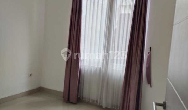 For Rent 2-Story House, Inside Water Spring Cluster, Land Area 200M2, 4+1 Bedrooms, Semi Furnished, Only 2 Minutes to Living World Mall, Direct Access to Tambun Grand Wisata Bekasi Toll Road. 2
