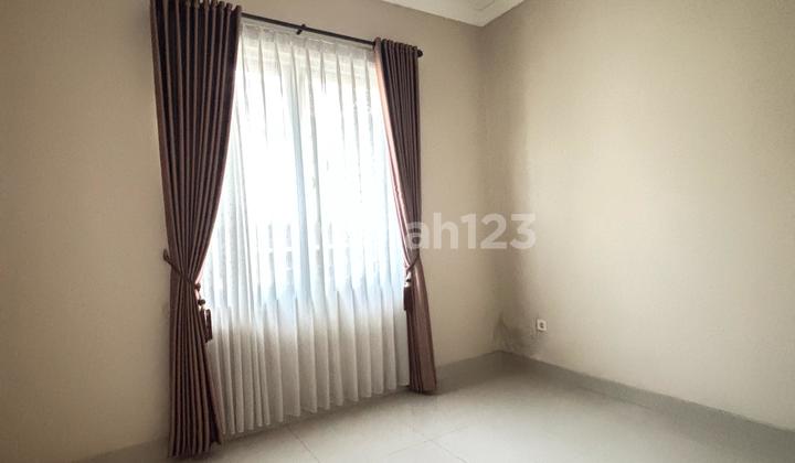 Disewakan Rumah Grand Wisata Posisi Hook 2 Lantai, 4+1 Kamar Tidur, View Taman, Fasilitas Kolam Renang, Lapangan Olahraga, Jogging Track, 300m dari Mall Living World Grand Wisata Bekasi 2