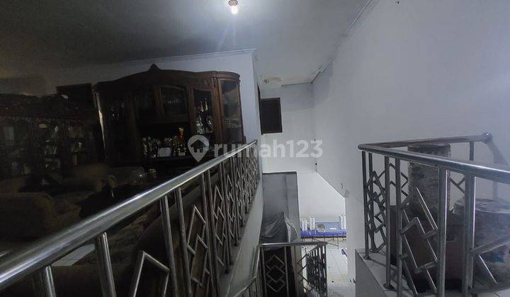 Dijual Rumah 2 Lantai 10 Kamar Tidur Luas Tanah 295 M2, Bebas Bajir, Akses Langsung Tol Slipi Tomang  2