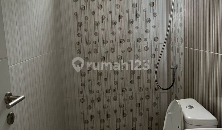 For Sale 2-Story House in Grand Wisata, 4+1 Bedrooms, 180m2 Area, Swimming Pool Facility, 200m from Mall with Direct Access to Tambun Toll Road, Grand Wisata Bekasi. 2