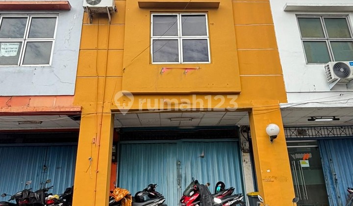 For Rent: Kalimas 2 Commercial Shop House, Area 120M2, 2.5-Story Building, 24-Hour Security, Flood-Free, Ample Parking, 3Km to Cibitung Toll Road and East Bekasi Toll Road, Bekasi. 2