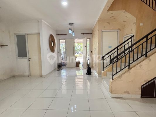 Disewakan Rumah Grand Wisata 2 Lantai , 3+1 Kamar Tidur, View Taman, Akses Tol Tambun, 900m Ke Mall Living World Grand Wisata 2