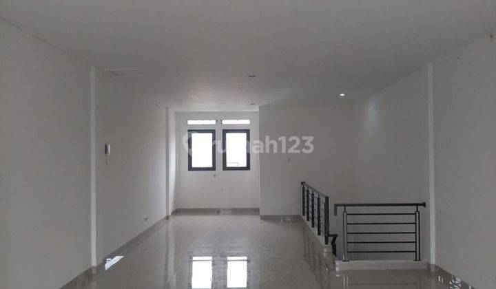 Dijual Ruko 3 Lantai Luas 198m2, dengan Lebar Muka 5 meter, Siap Pakai Cocok dijadikan Klinik, Kantor, Coffe Shop, hanya 10 menit menuju pintu Tol Buah Batu, di Batununggal Bandung