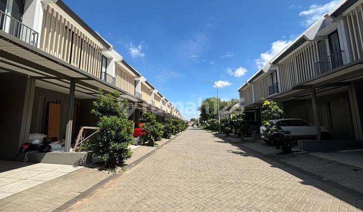 For Sale: Ready-to-Occupy Grand Wisata House, 2 Floors, 3 Bedrooms, Corner Position, Cash or Mortgage Available, Direct Access to Tambun Toll Road, Grand Wisata Bekasi