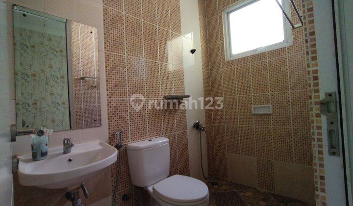 Disewakan Rumah Grand Wisata 2 Lantai Kamar 4+1, Luas 200m2, Fasilitas Lapangan Olahraga, Kolam Renang, Taman, 500m dari Mall, Akses Langsung Tol Tambun Grand Wisata Bekasi  2