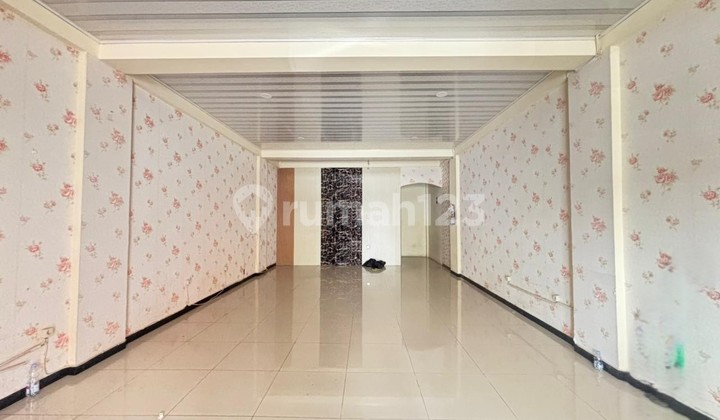 For Rent: Kemang Pratama Shop House, 2 Floors, 200m2 Area, Spacious Parking, Strategic Location, 24-Hour Security, 2km to Pakuwon Mall Bekasi, Bekasi City 1