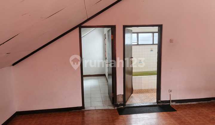 Disewakan Rumah 2 Lantai Luas 210m2, 3+1 kamar Tidur Cocok dijadikan Hunian/Kantor , Dalam Kompelek Lokasi Strategis Dekat Fasilitas Umum, Rumah Sakit, Sekolah, Pintu Tol Buah Batu, Mall, Universitas di Buah Batu Bandung  2