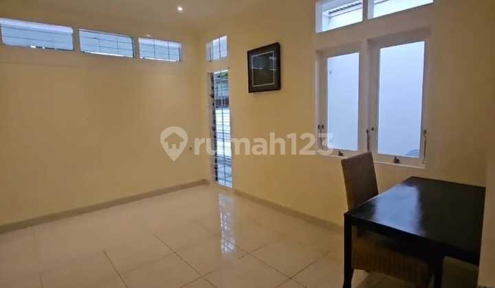 Dijual Rumah 2 Lantai, Luas 180m2, 4 Kamar Tidur, Bagus Baru Renovasi Siap Huni, Semi Furnished, Hanya 2km Menuju Bragacitiwalk Mall TSM, Alun-Alun Bandung, di Burangrang Bandung 2