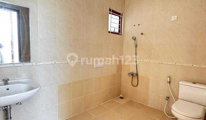 For Rent: West Esplanade House, Unfurnished, 3+1 Bedrooms, Move-In Ready, Well-Maintained, Back Garden, 2-Car Carport, East-Facing, 100m from Living World Grand Wisata Mall Bekasi. 2