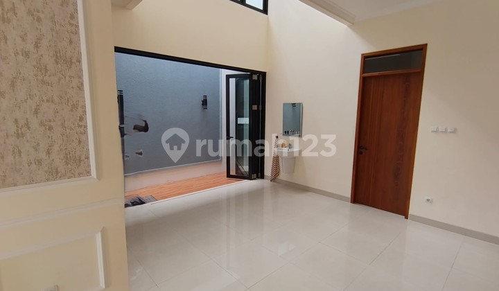 Disewakan Rumah Baru 2 Lantai, Luas 140m2, Semi Furnished Siap Huni, Dekat Fasilitas Umum, Pintu Tol Buah Batu, Rumah Sakit, Sekolah Mall, di Buah Batu Bandung 2