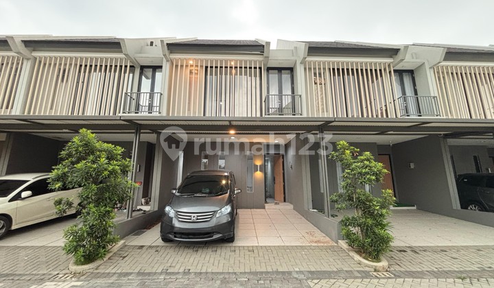 Disewakan Rumah Grand Wisata Siap Huni, 3 Lantai, Kamar 4, Bebas Banjir, View Taman, Akses Langsung Tol Tambun Grand Wisata Bekasi