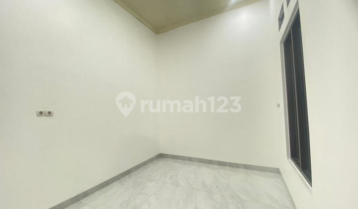 For Rent Grand Wisata Spring Fiesta 2-Story House, Garden View 270M2, 4+1 Bedrooms, Facing Al-Azhar and Ipeka Schools, Direct Access to Tambun Toll Road Grand Wisata Bekasi. 2