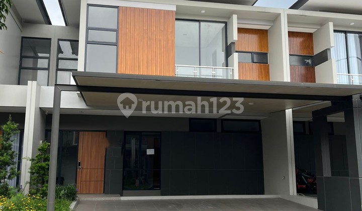 For Rent Grand Wisata House, 2 Floors, 4+1 Bedrooms, only 200m from Mall Living World Grand Wisata Bekasi.