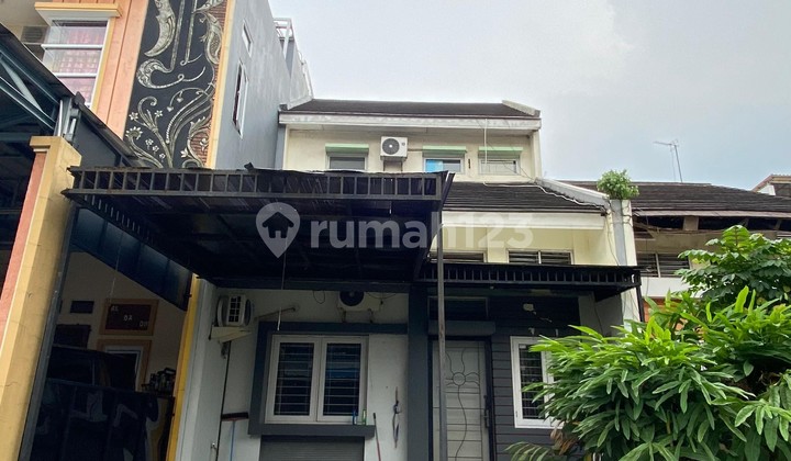 For Rent: Grand Wisata House near Izzatul Islam Mosque, 2 Floors, 3 Bedrooms, SHM (Freehold Title), 20m from Al Azhar School and IPEKA Grand Wisata Bekasi.