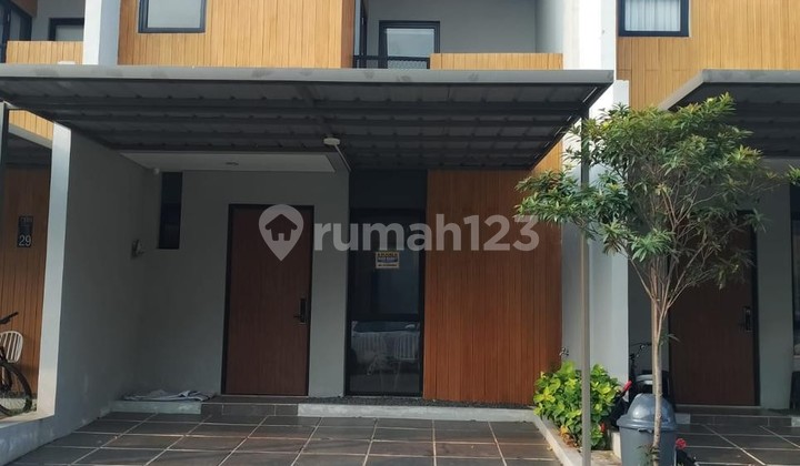 Disewakan Rumah 2 Lantai, Full Furnished, Siap Huni, 3 Kamar Tidur, Dekat Mall, Akses Langsung Tol Tambun Bebas Banjir, Keamanan 24 Jam, di Grand Wisata