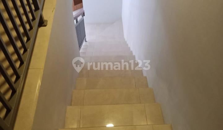 Disewakan Rumah Z Living 2,5 Lantai, Luas 88M3, Kamar 3, Carpot 2 Mobil, Akses Langsung Tol Tambun, 700M Dari Mall Living World Grand Wisata 2