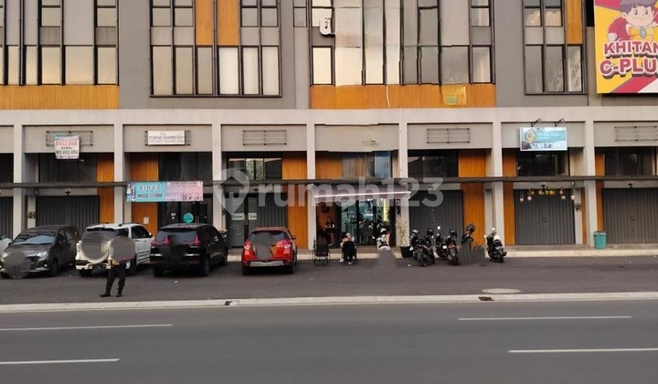 For Rent: New Westfield 3-Story Shop House, Semi-Furnished, Ready to Use, Spacious and Free Parking Area, Suitable for Office, Clinic, Culinary, Grand Wisata Bekasi. 1