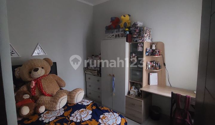 Dijual Rumah Siap Huni, 2 Lantai, 5 Kamar Tidur, Dalam Cluster Burgundy Depan Danau Bebas Banjir, Keamanan 24 Jam, Dekat Mall Summarecon Bekasi 2