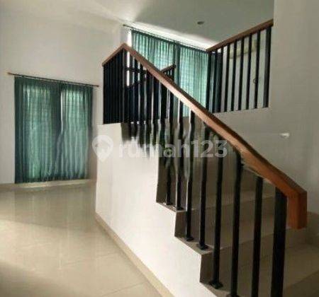 Disewakan Rumah Semi Furnished 4+1 Kamar Tidur View Taman Cluster Fasilitas Kolam Renang Dan Private Gym Serta Jogging Track 200M Menuju Mall Living World Grand Wisata Bekasi 2