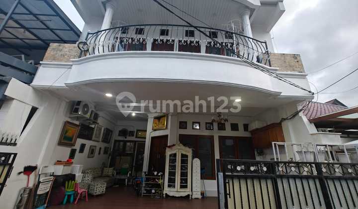 Dijual Rumah 2 Lantai, Semi Furnished, 4+1 Kamar Tidur, Siap Huni, SHM, Bisa KPR, di Jakarta Barat